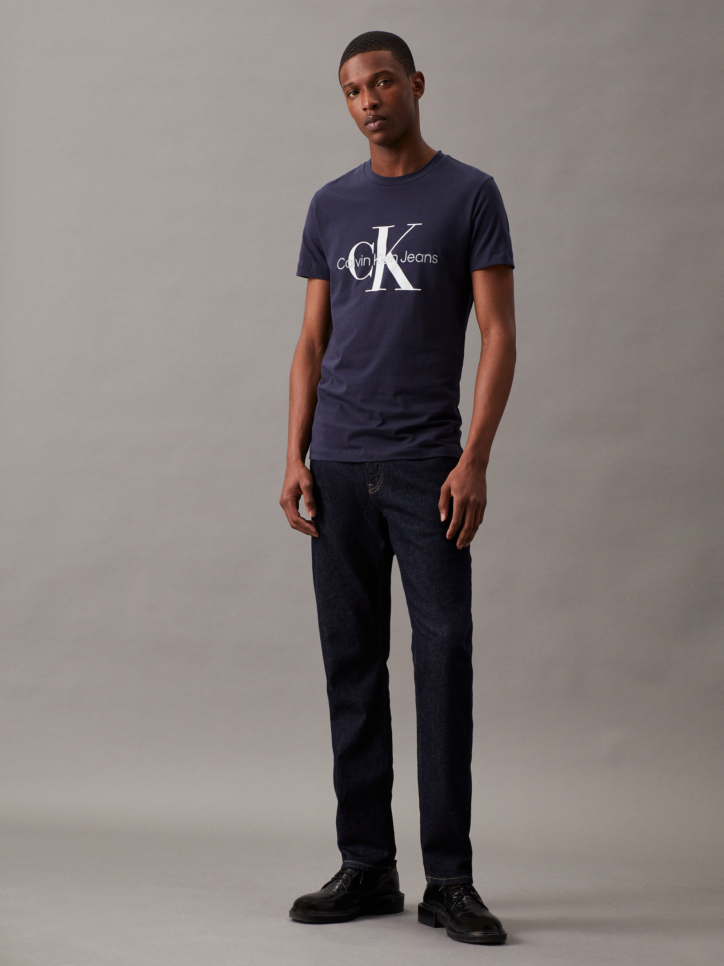 【 】Jeans seasonal monogram logo Tシャツ ♪ Ribbed Monogram Logo T-Shirt | Calvin Klein