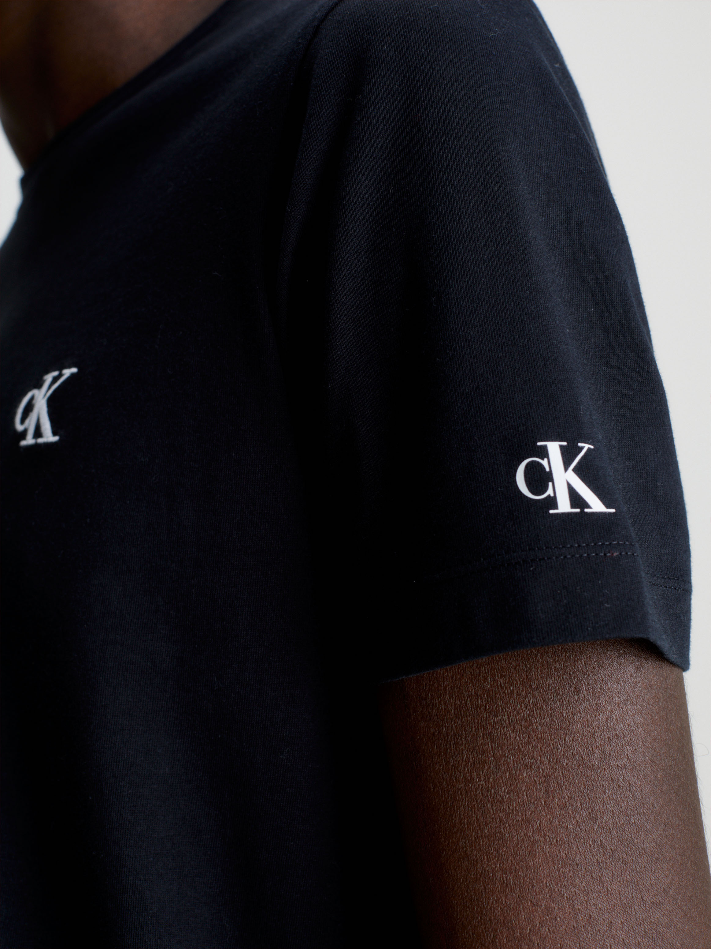 ★ ★定番ESSENTIAL SLIM コットン Tシャツ CKロゴ Essential Slim Cotton T-Shirt | Calvin Klein