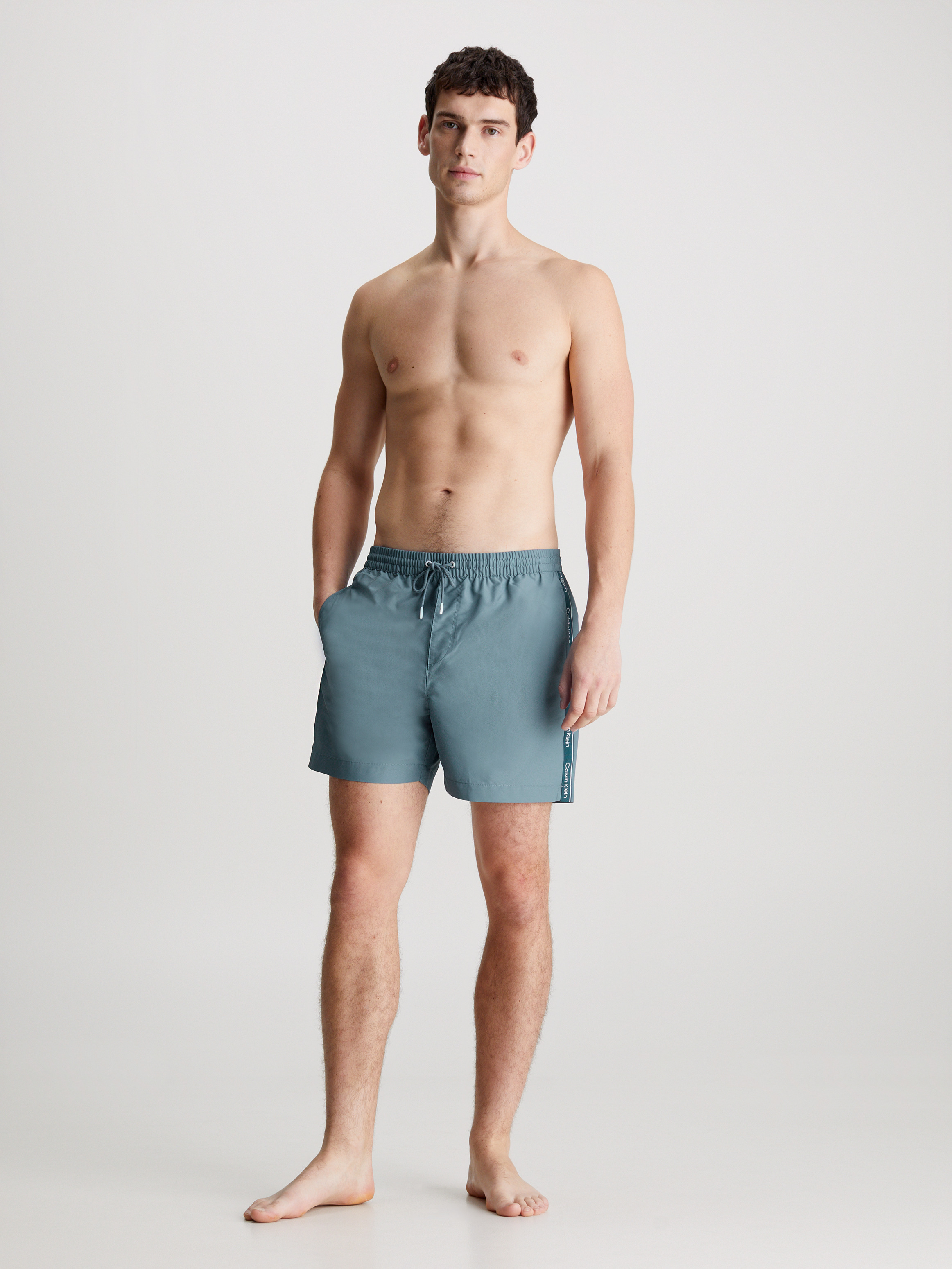 ◆ ◆ Logo Tape Medium Drawstring スイムショーツ Logo Tape Medium Drawstring Swim Shorts | Calvin Klein