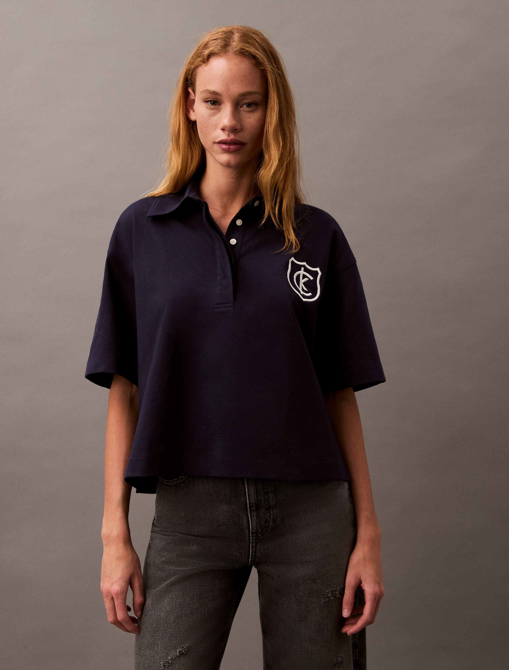 売れ筋商品|||カルバンクライン カットソー トップス レディース Women's Monogrammed Logo Crest Boxy Cropped T-Shirt Warm Olive 47B209G_RNV_MO-TP-F1_024.jpg?w