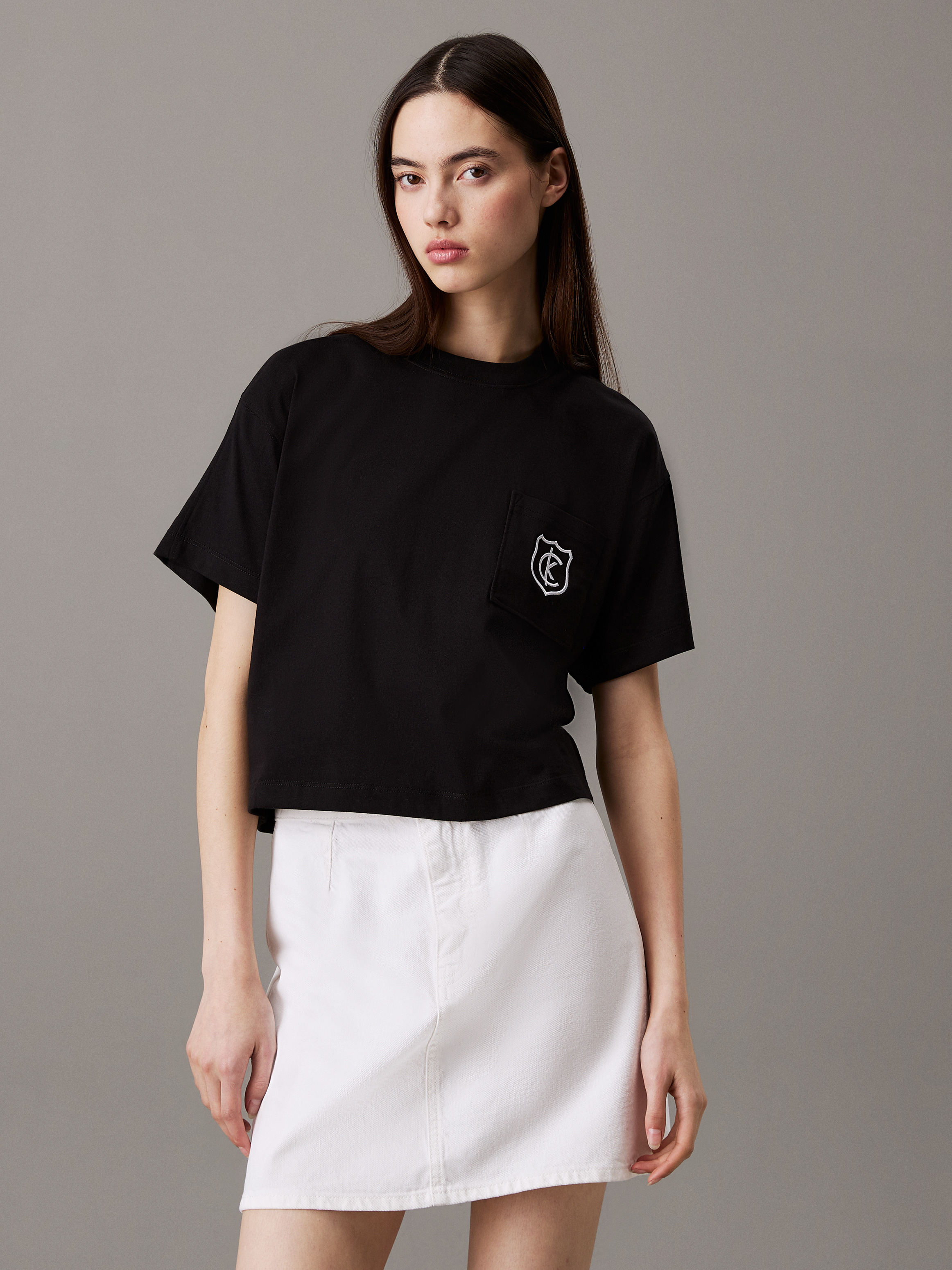 Tシャツ・カットソー   monogram big logo cropped T-shirt KS1650 Monogram Logo Cropped Relaxed T-Shirt | Calvin Klein