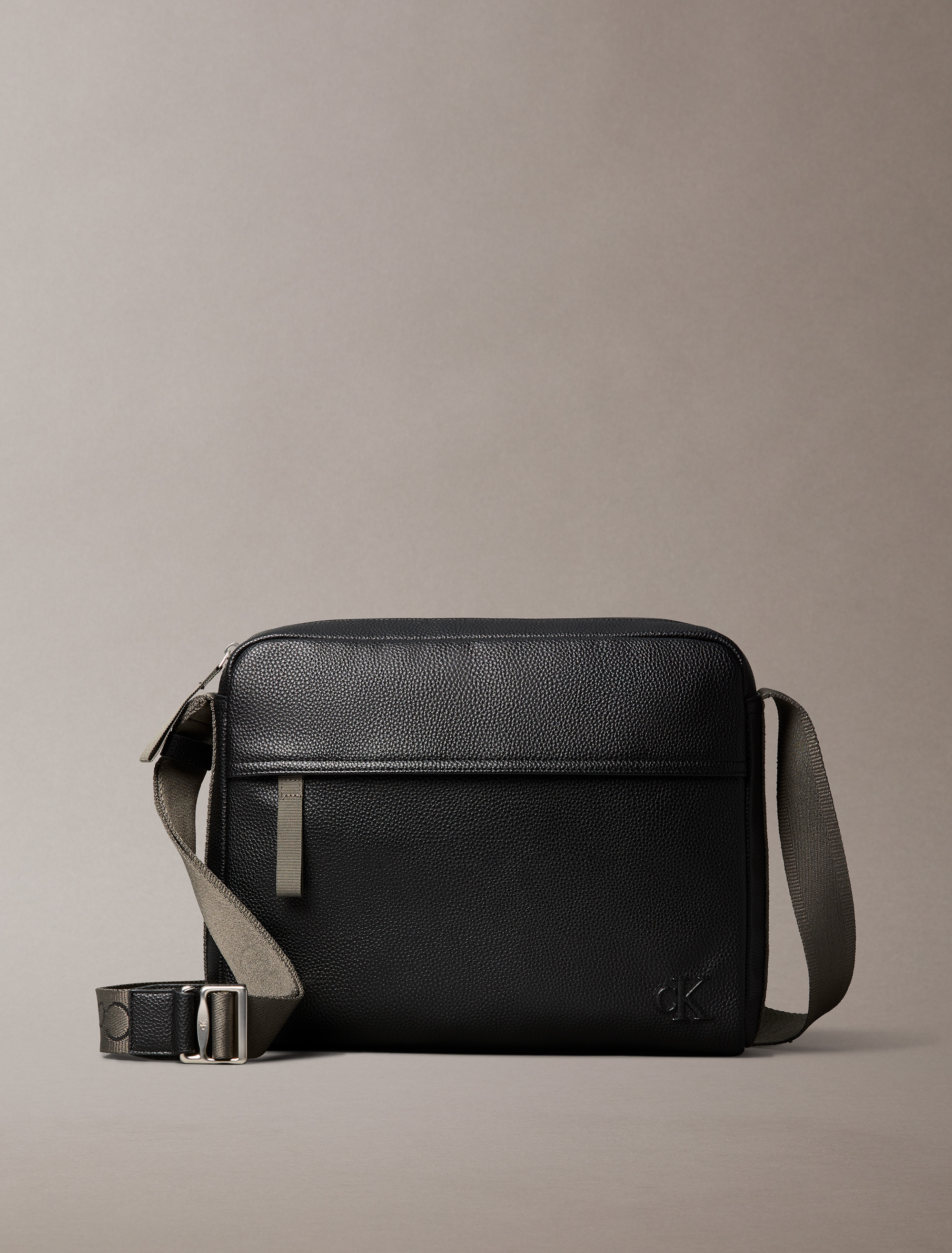 ★ ★ Men's CK Inset Messenger Bag 4D3014G UB1 4D Leather Box Crossbody Messenger Bag in Black | Dr. Martens