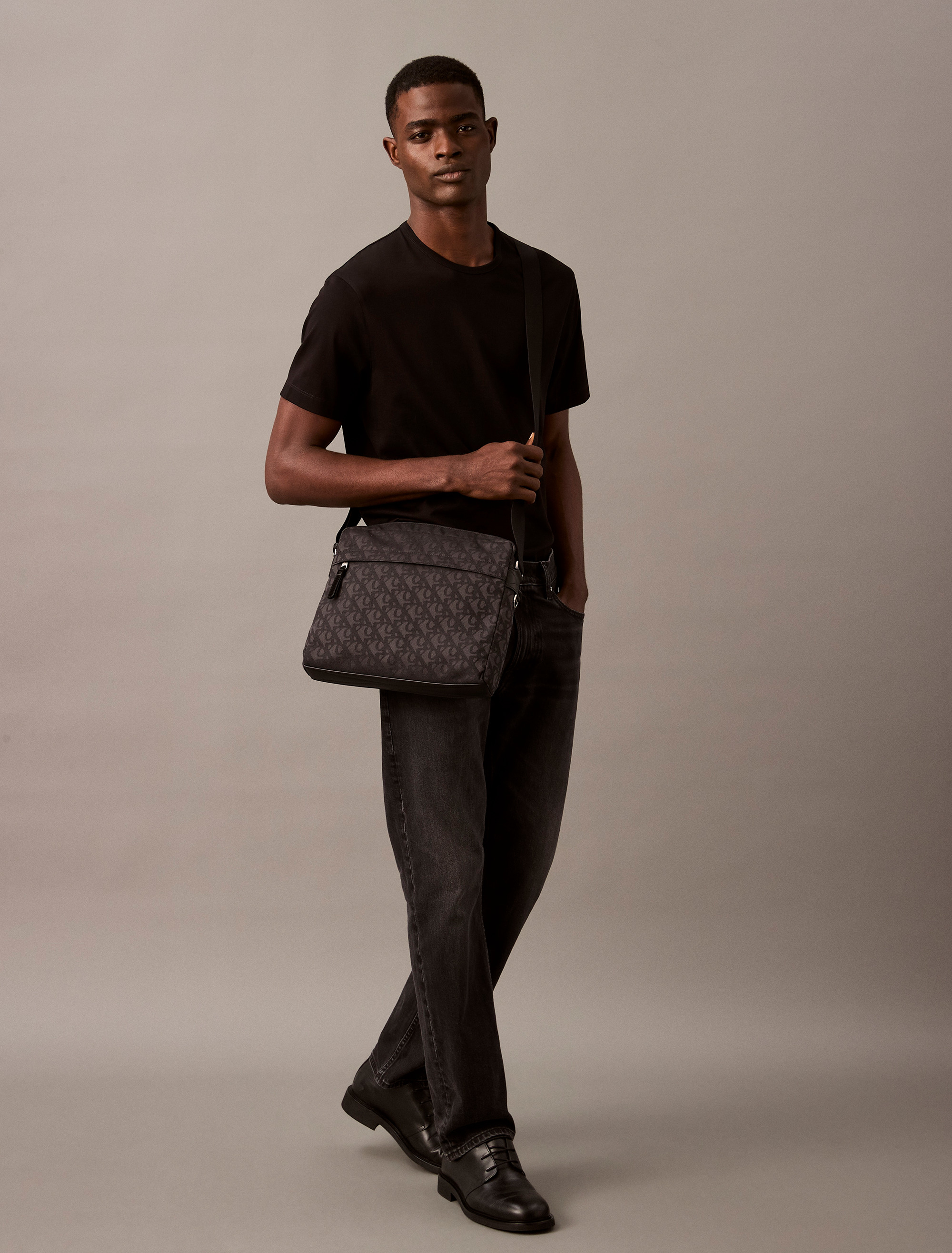 ☆ ☆ Men's Slouch Monogram Flight Bag 4G3097G UB Allover Monogram Logo Messenger Bag | Calvin Klein