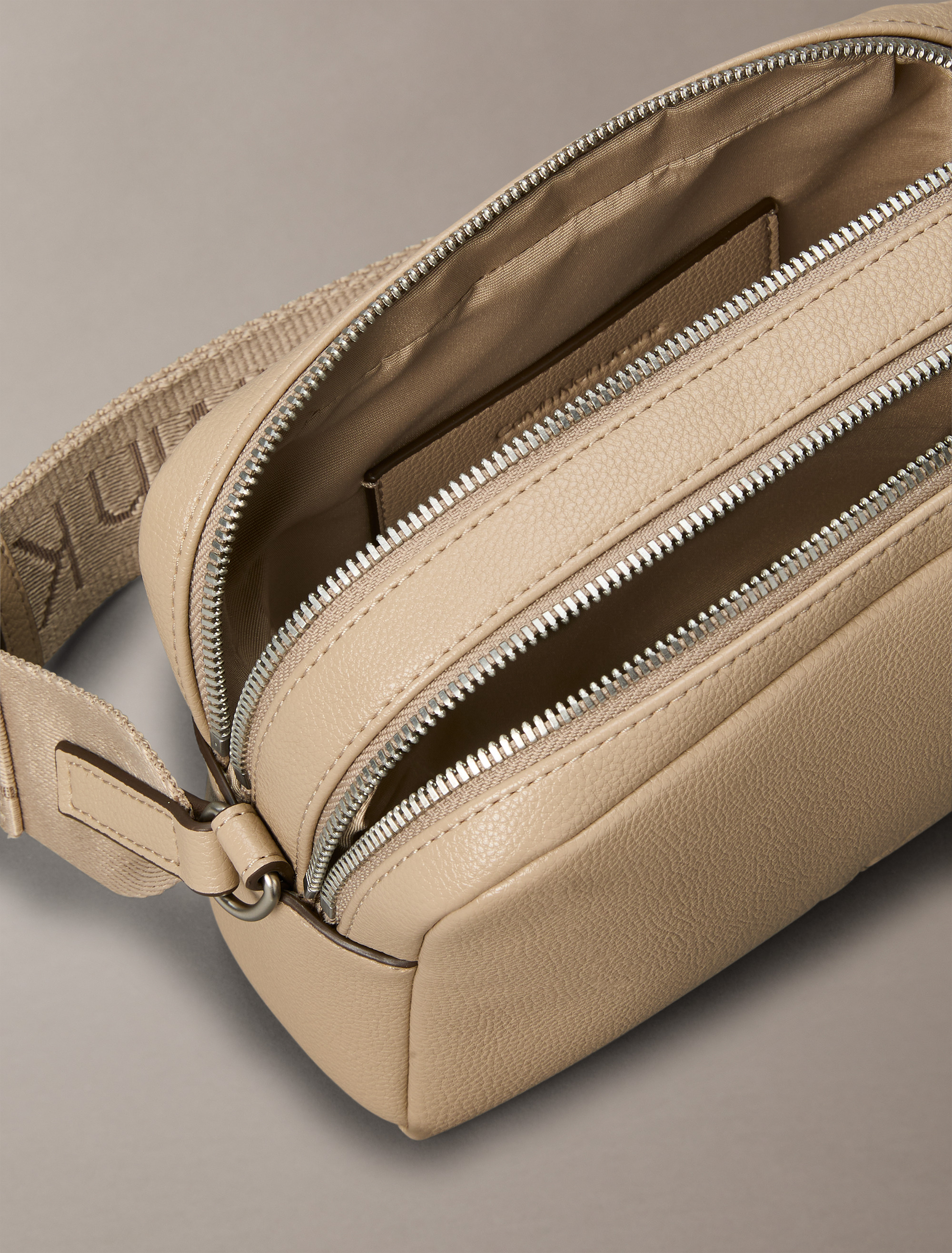 [CK] CKJ Utility l Logo Double Zip Camera Bag ★大人気★ Calvin Klein Jeans ultralight PU double zip camera bag in