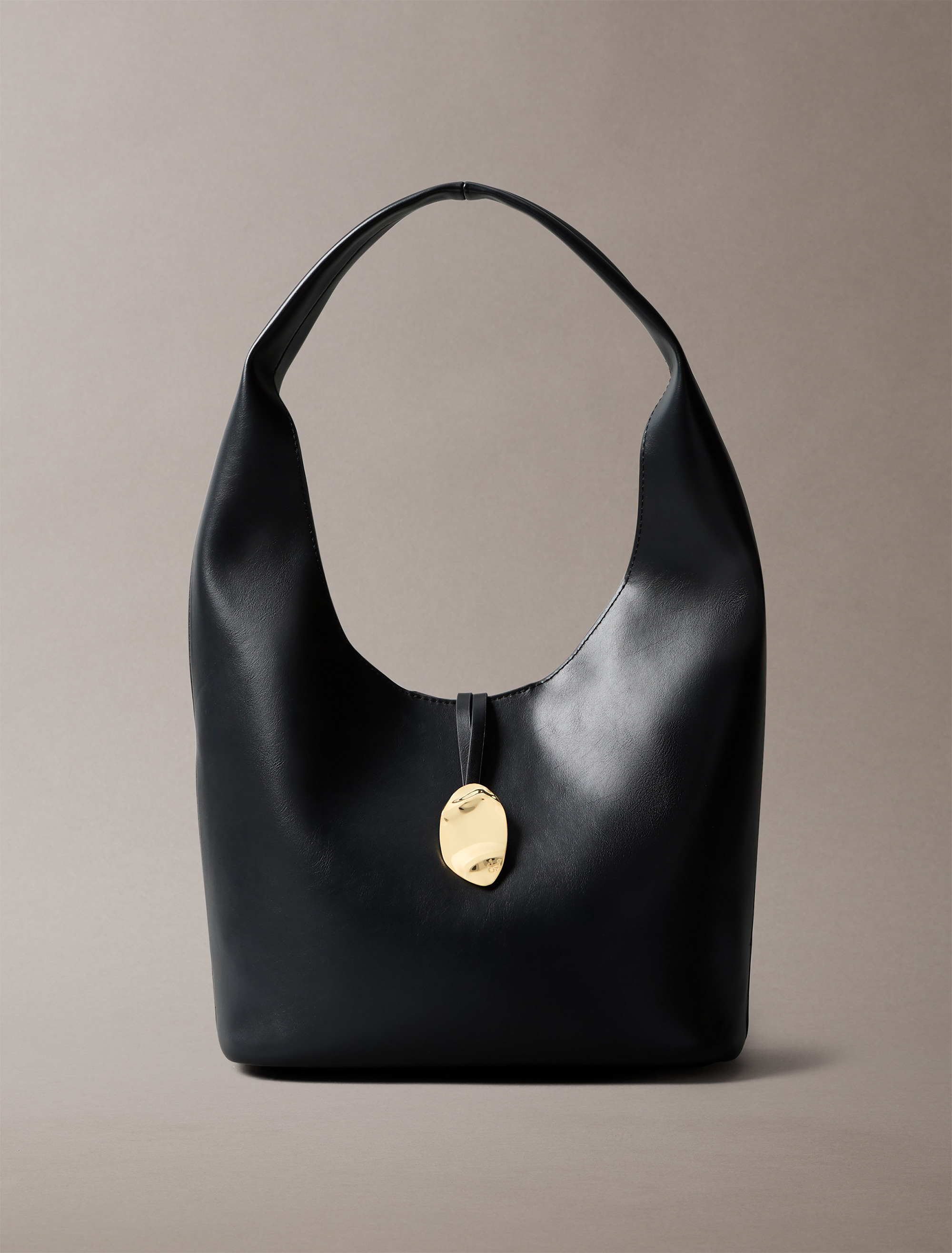★★Slouchy Shoulder Bag デイリーバッグ Chateau Slouchy Shoulder Bag | Calvin Klein