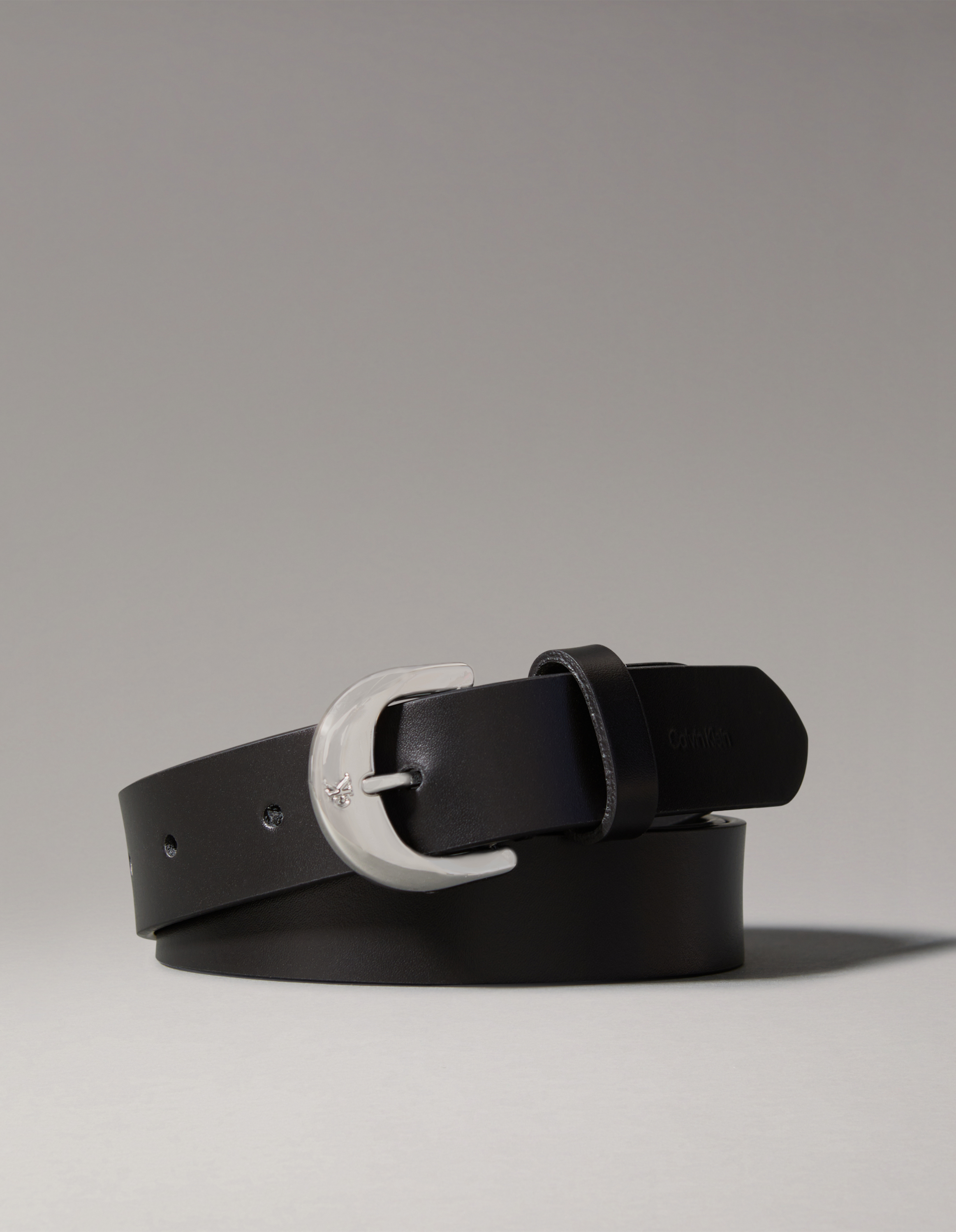 Round Buckle Leather Belt