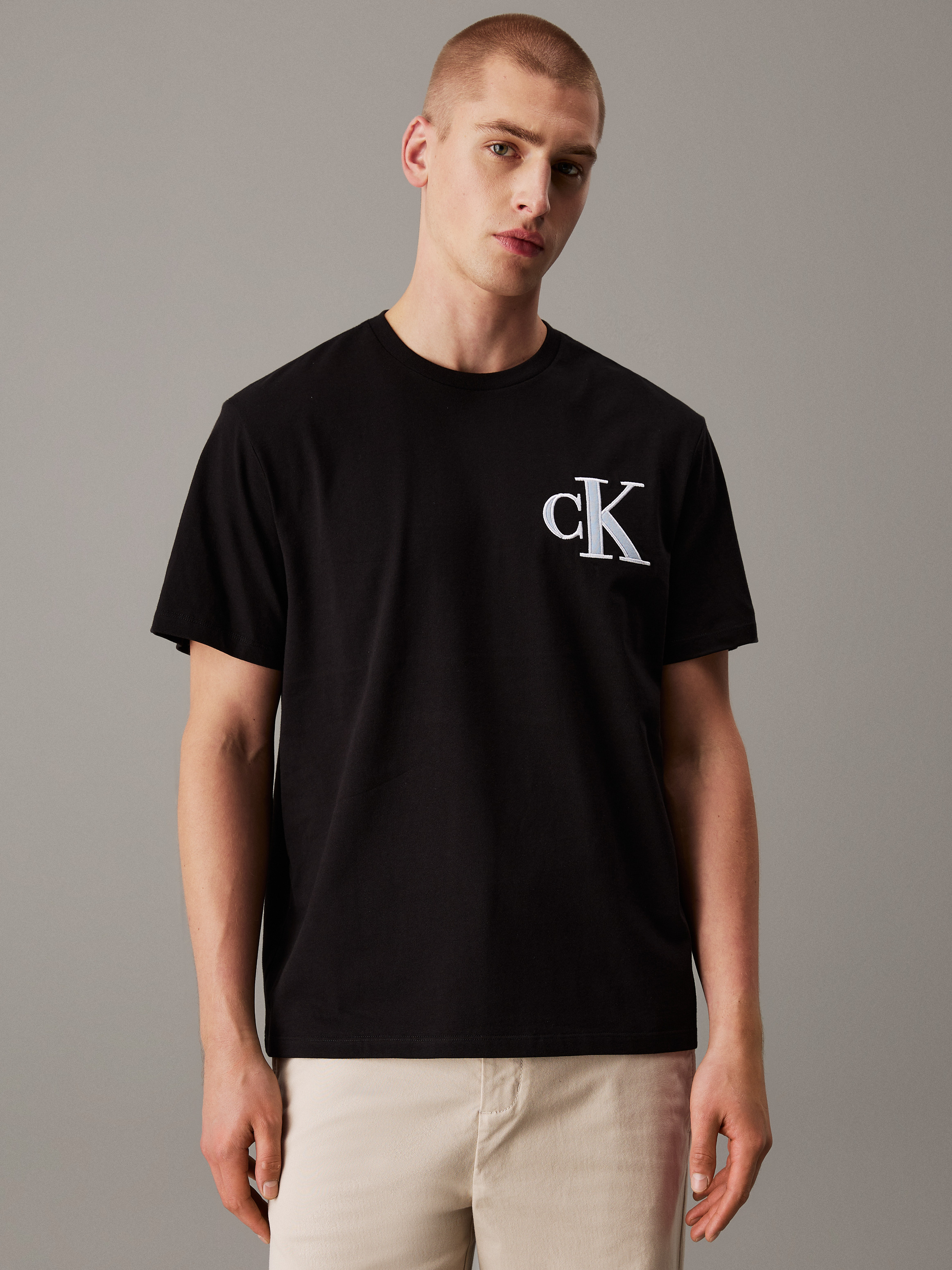 Tシャツ・カットソー Men's Relaxed Fit Varsity CK Logo Patch Short S Varsity Monogram Logo Patch T-Shirt | Calvin Klein