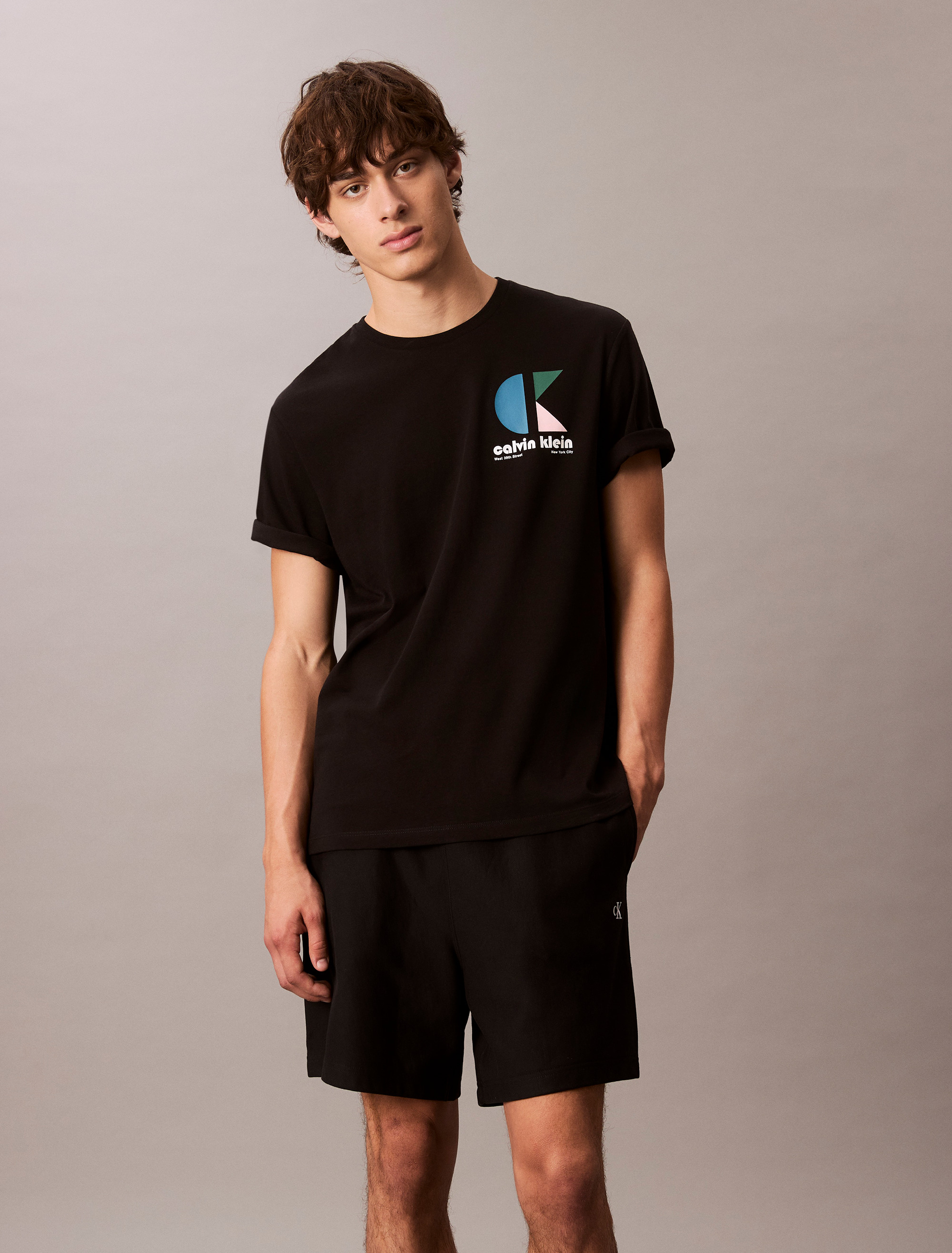 Tシャツ・カットソー   Men's Relaxed Fit Varsity CK Logo Patch Short S Varsity Monogram Logo Patch T-Shirt | Calvin Klein