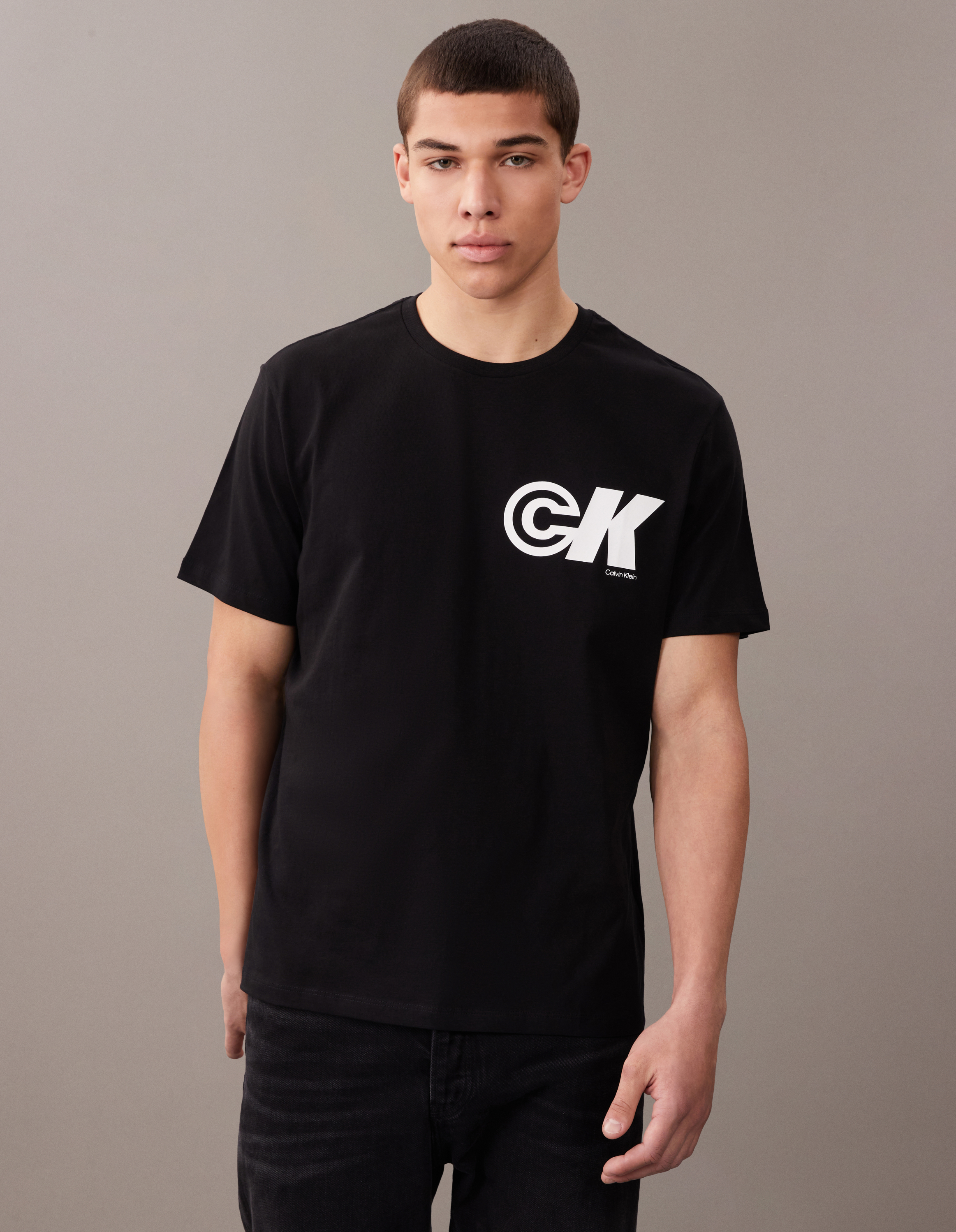 Tシャツ・カットソー Men's Relaxed Fit Varsity CK Logo Patch Short S Varsity Monogram Logo Patch T-Shirt | Calvin Klein