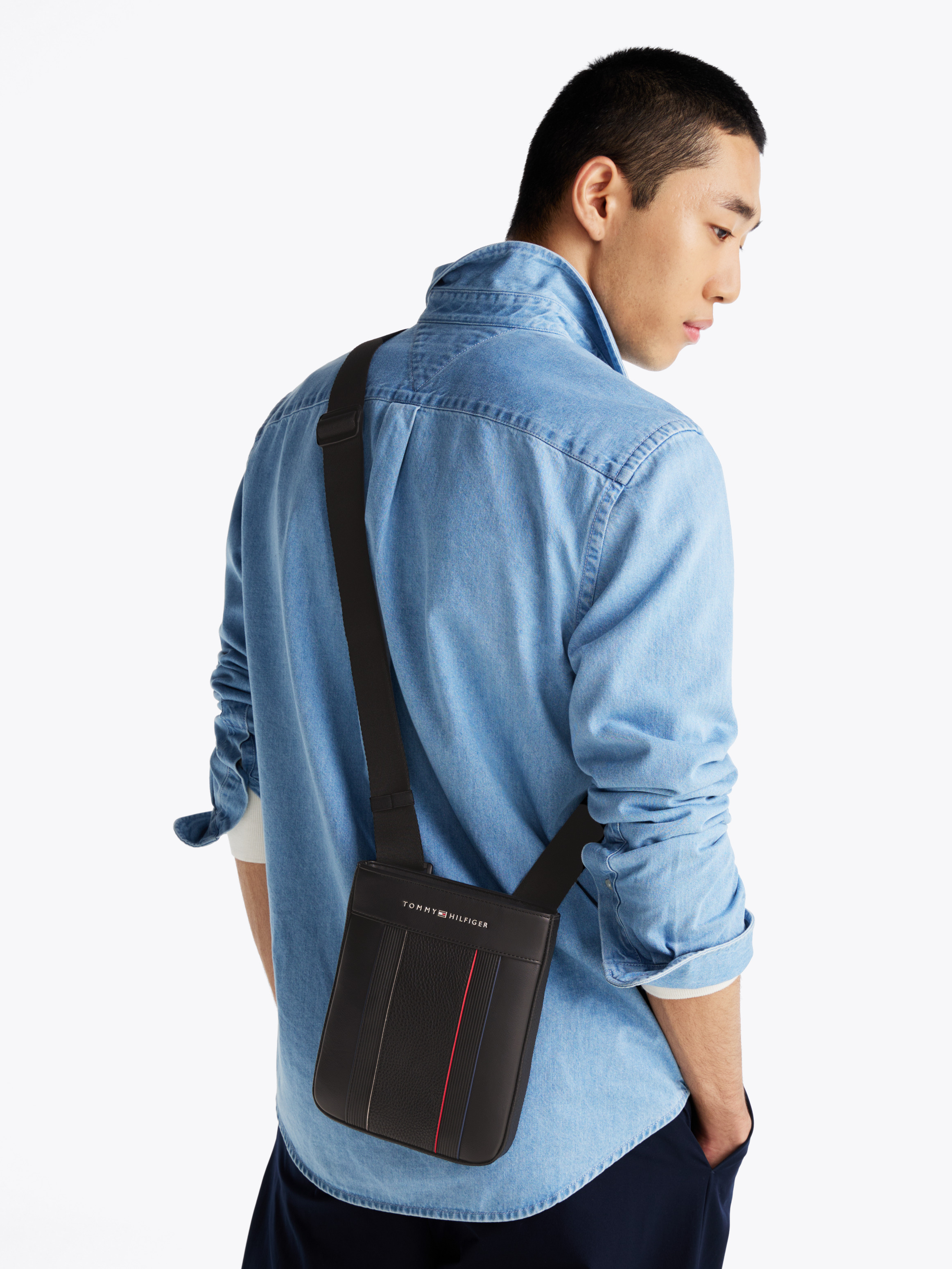 ショルダーバッグ   Men Shoulder bag Black AM0AM13112 BDS ショルダーバッグ Men Shoulder bag Black AM0AM13112 BDS Metal