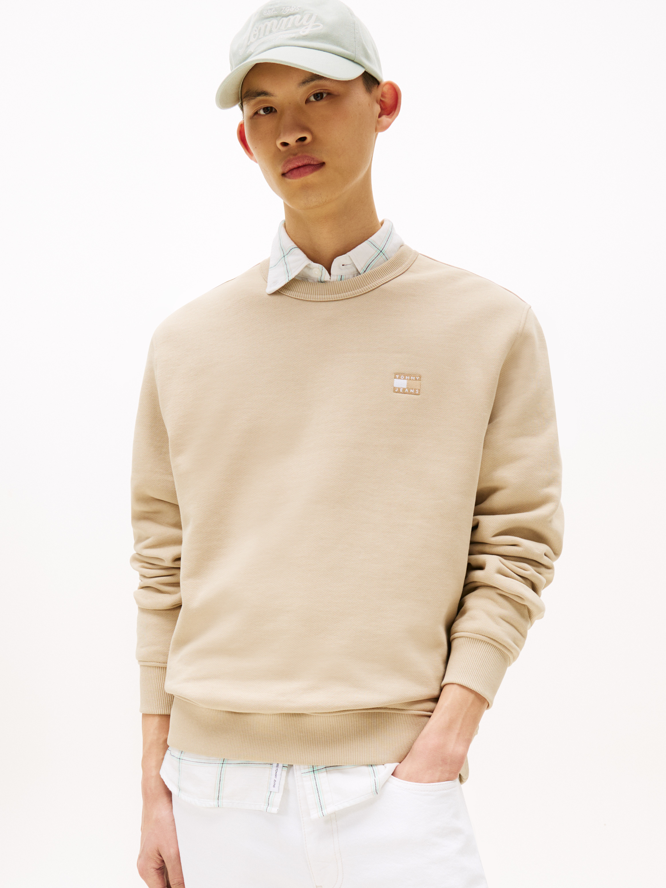 [ JEANS] Badge Crew Neck Sweat Shirt ★大人気★ Red Tab Crewneck Sweater - Grey | Levi's® US