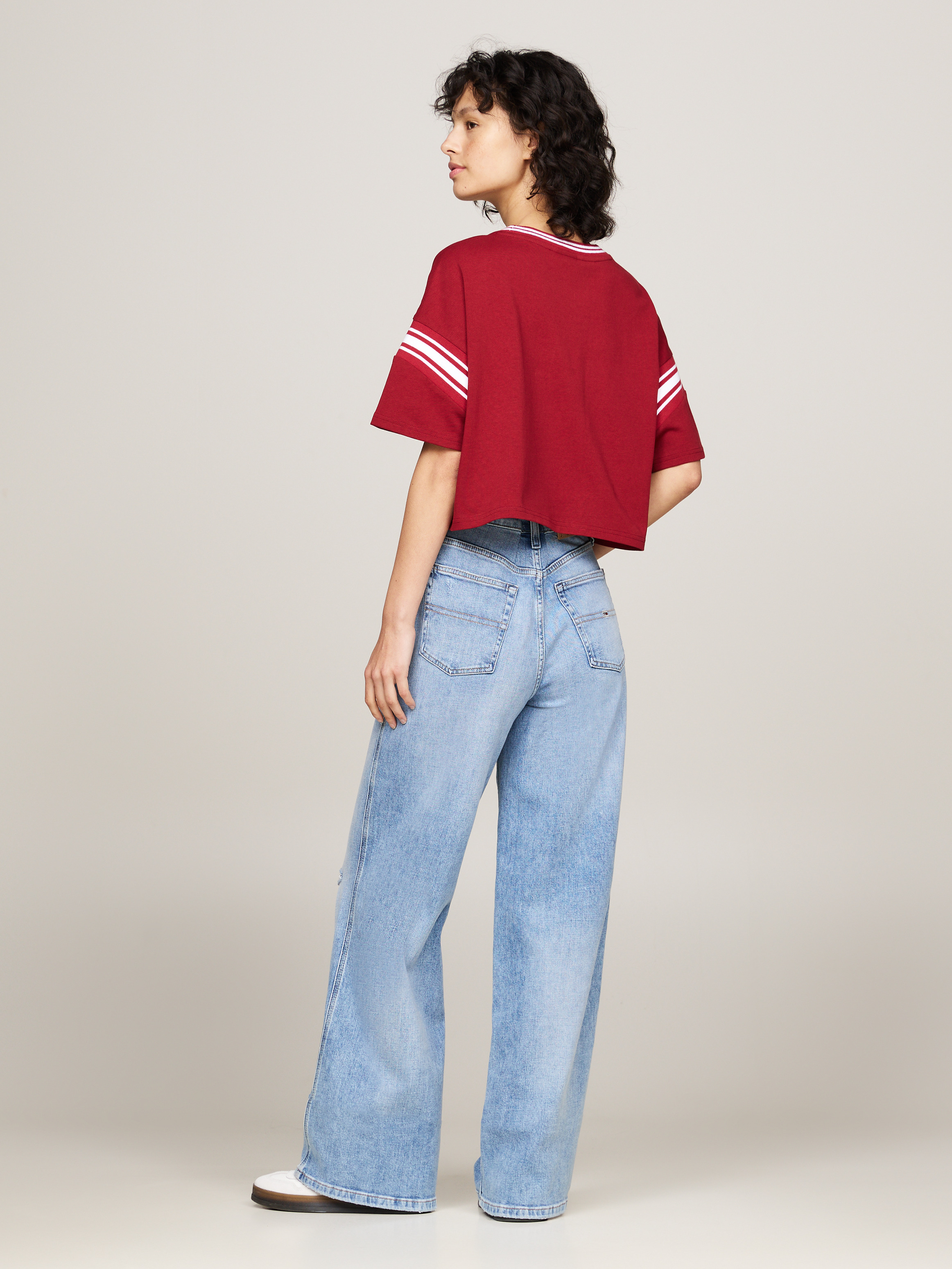 [ JEANS] Relaxed Varsity T-shirt ★大人気★ Varsity Cropped Relaxed T-Shirt | T-Shirts | Tommy Jeans
