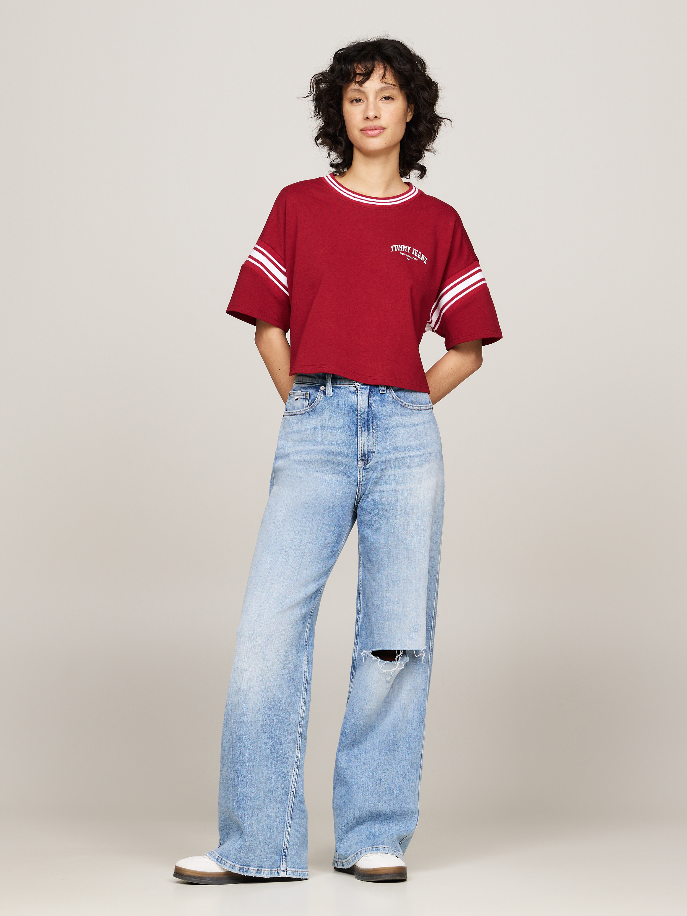 [ JEANS] Relaxed Varsity T-shirt ★大人気★ Varsity Cropped Relaxed T-Shirt | T-Shirts | Tommy Jeans