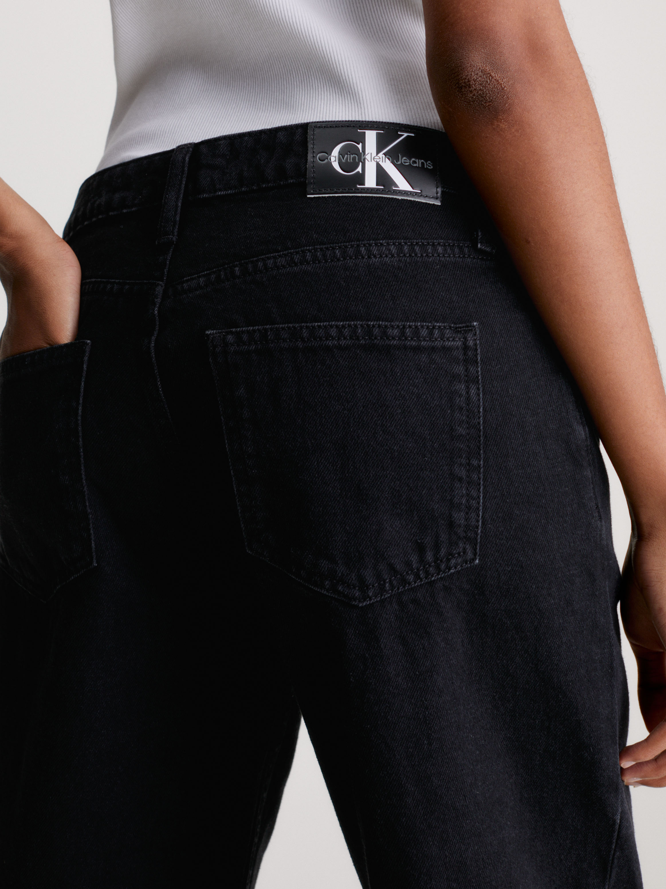 ★★ ★★ Women's 90s Straight Fit Black Denim J2 90s Straight Women's Pants - Black | Levi's® US