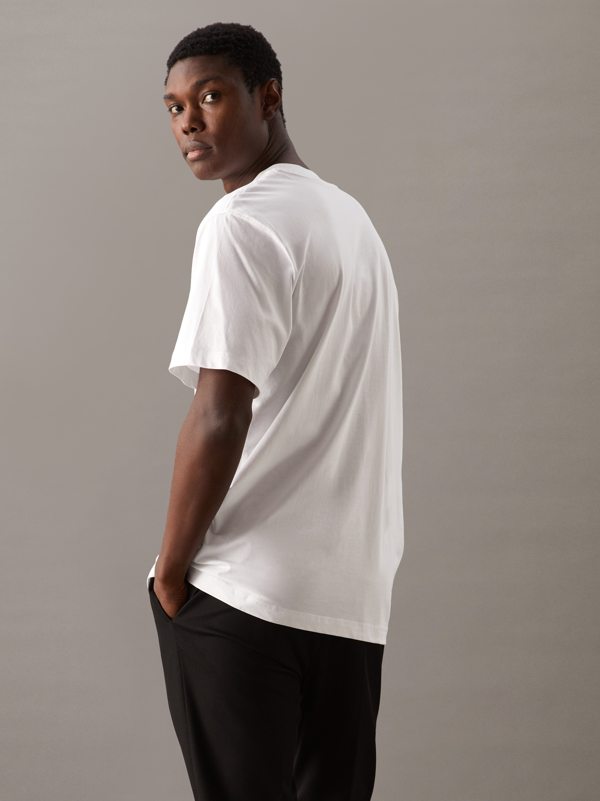 ★ ★ Unisex relaxed fit standard logo short slee Relaxed Badge T-Shirt | Calvin Klein