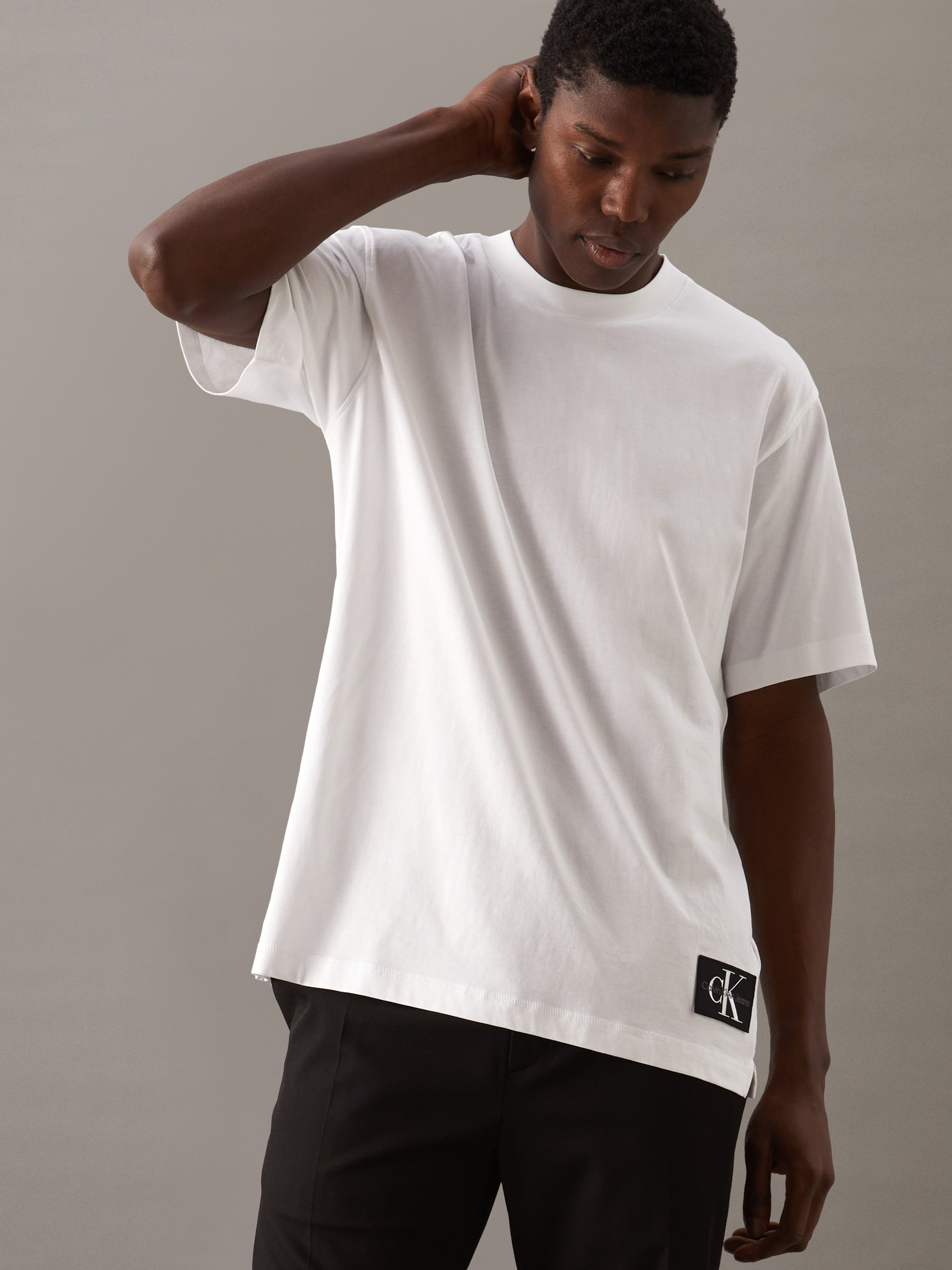 ★ ★ Unisex relaxed fit standard logo short slee Relaxed Badge T-Shirt | Calvin Klein