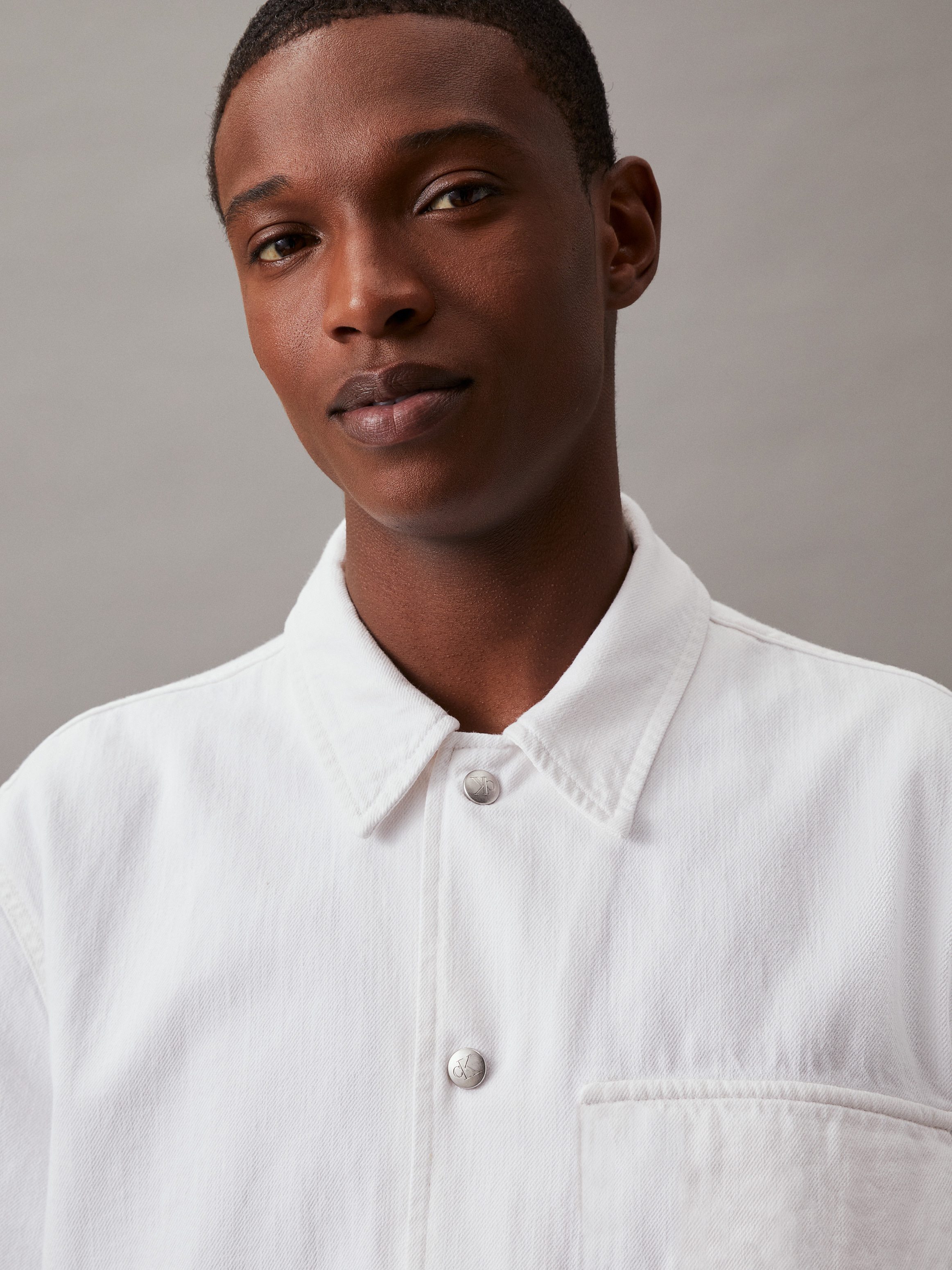 Tシャツ・カットソー   Men's White Denim Camp Short Sleeve Shirt J3257 Calvin Klein Jeans Camp Short Sleeve Denim Shirt - White | Very