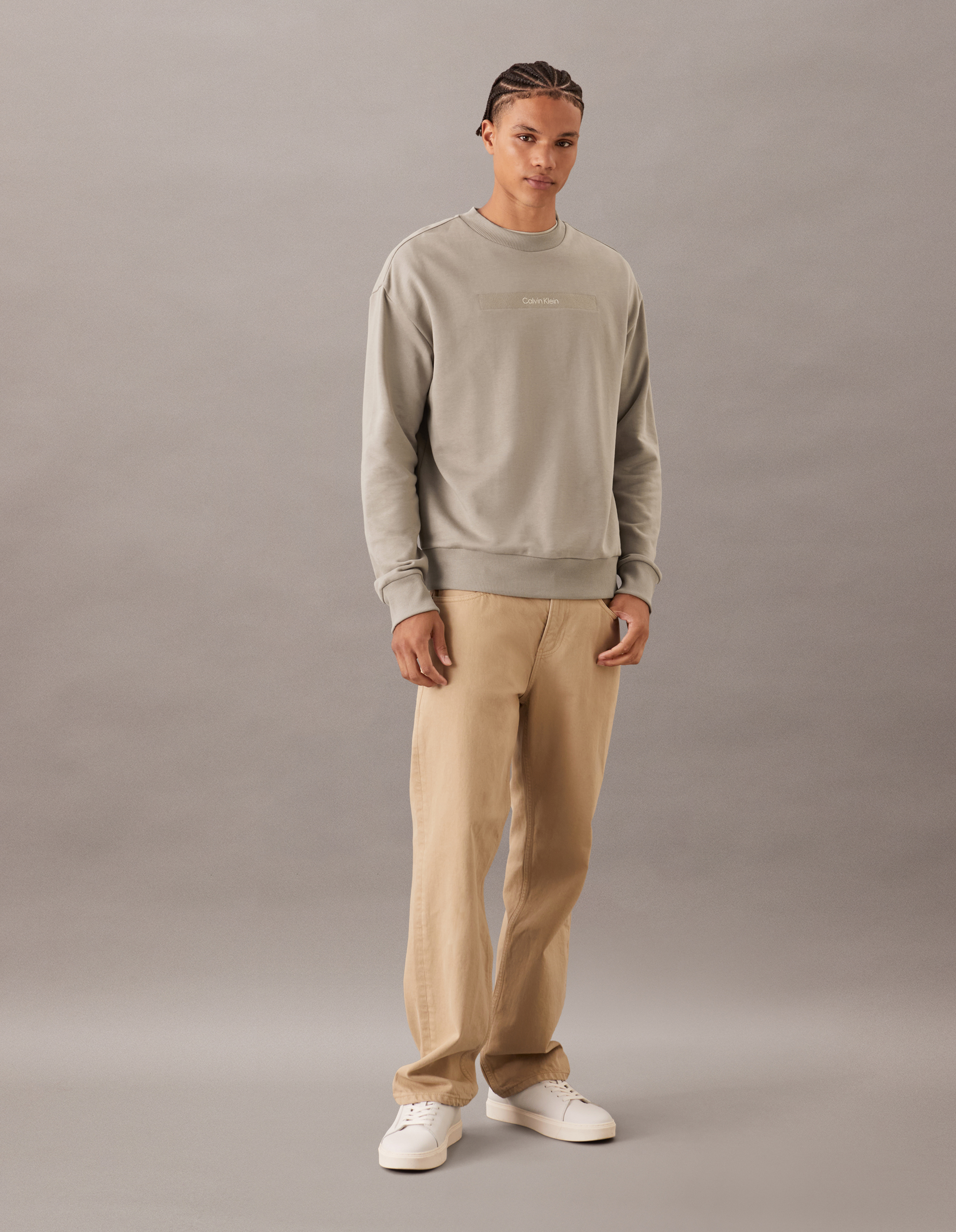 Tシャツ・カットソー [ ] Men's Regular Fit CK Badge Logo Sweatshirt Men's Logo Crewneck Sweatshirt in Cotton Terry in VINTAGE