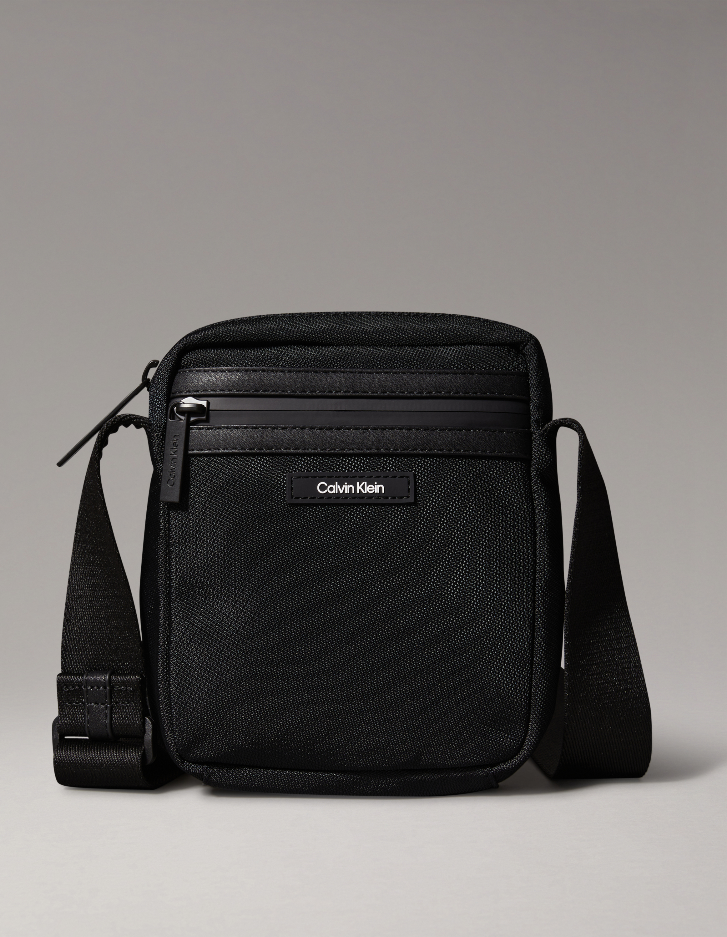 ★ ★ Men's CK Micro Pebble Messenger Bag 4D3034G Messenger Bag | Calvin Klein