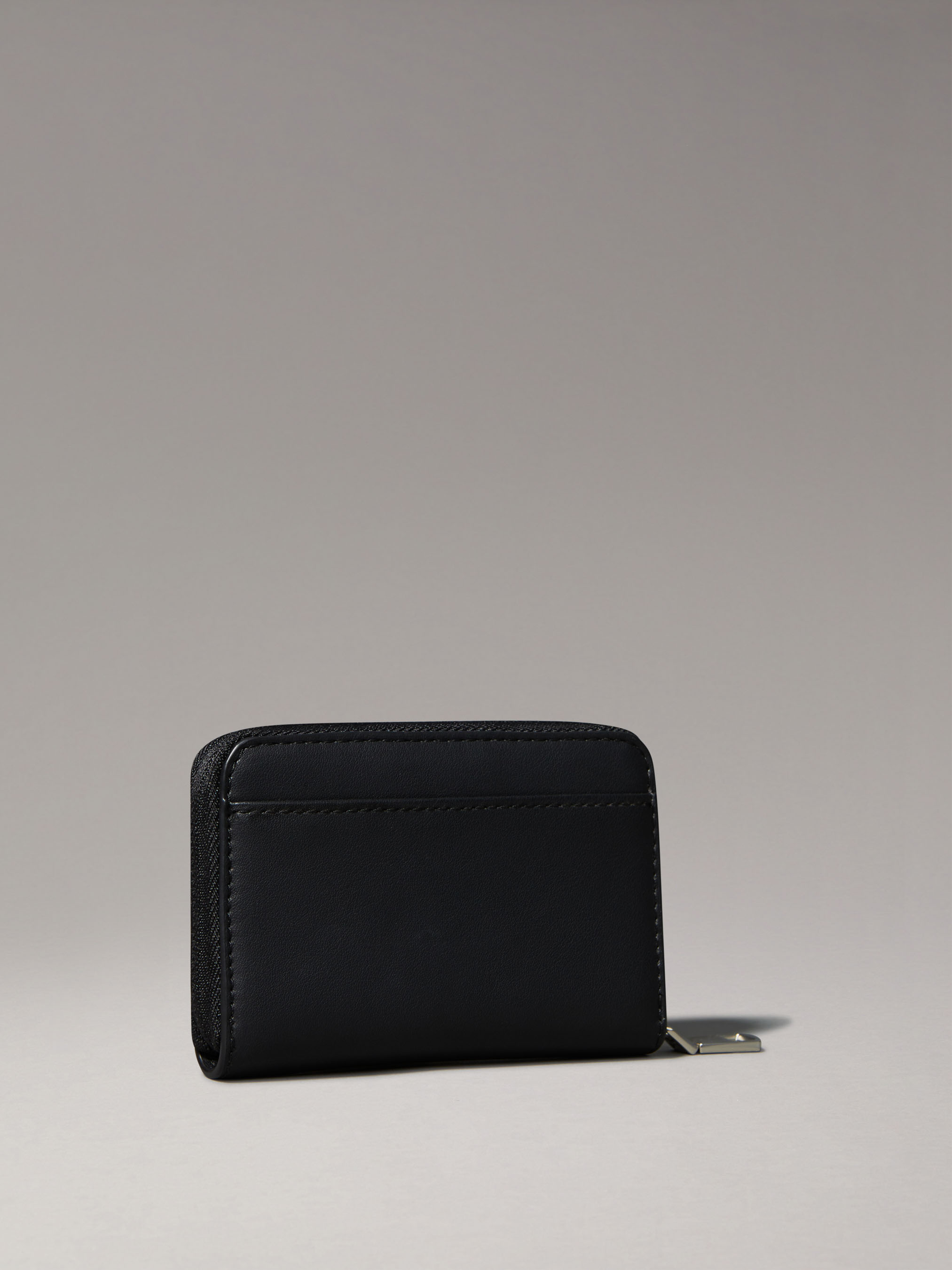 【今だけクーポン配布中】カルバンクライン 長財布 メンズ レディース ロゴ ハードウェア ジップ アラウンド RFID CALVIN KLEIN  LOGO HARDWARE ZIP AROUND RFID K50K510129 ユニセックス 財布 小物 ロゴ ラウンドジップ 本革 レザー  ブランド 
