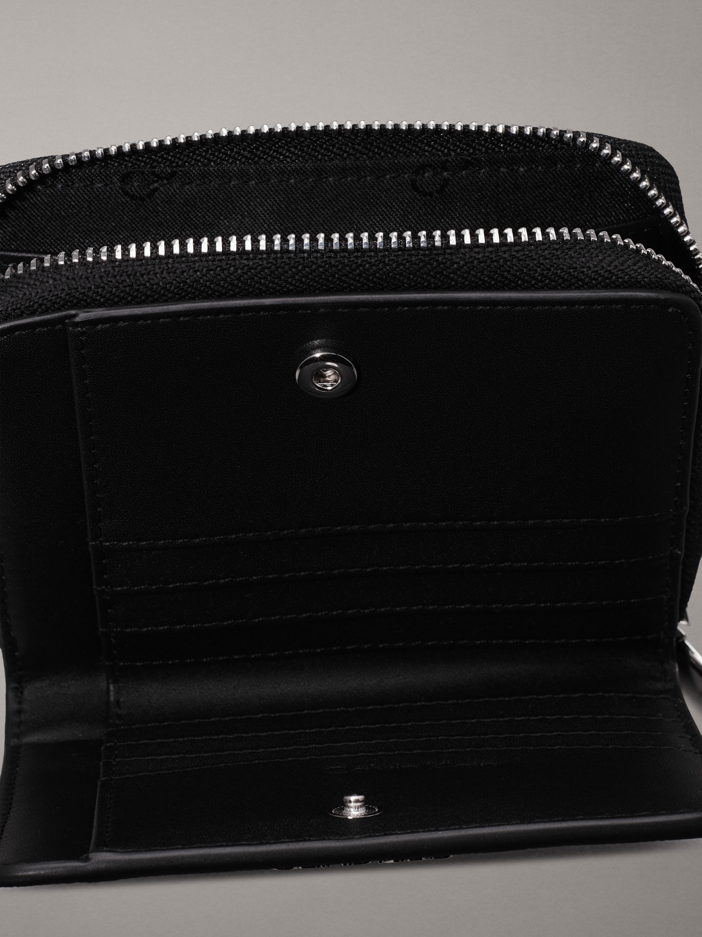 Logo Zip Around Wallet | Calvin Klein Logo Zip Around Wallet | Calvin Klein