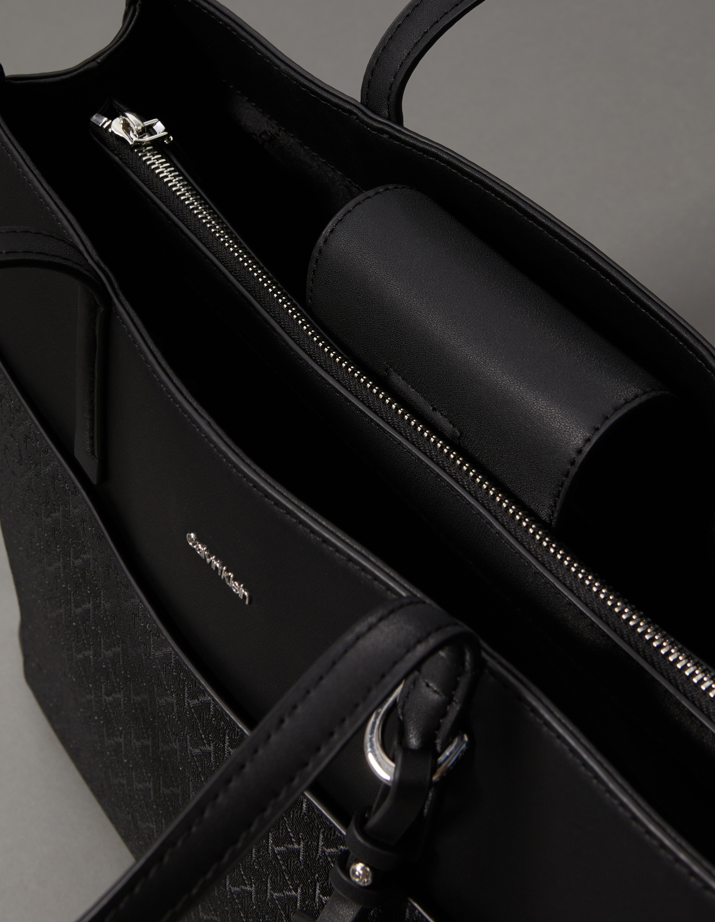 ラス1 新品   CKロゴ シボ ボディーバッグ ブラック Calvin Klein エンボス加工 CKロゴ クロスボディ ユニセックス