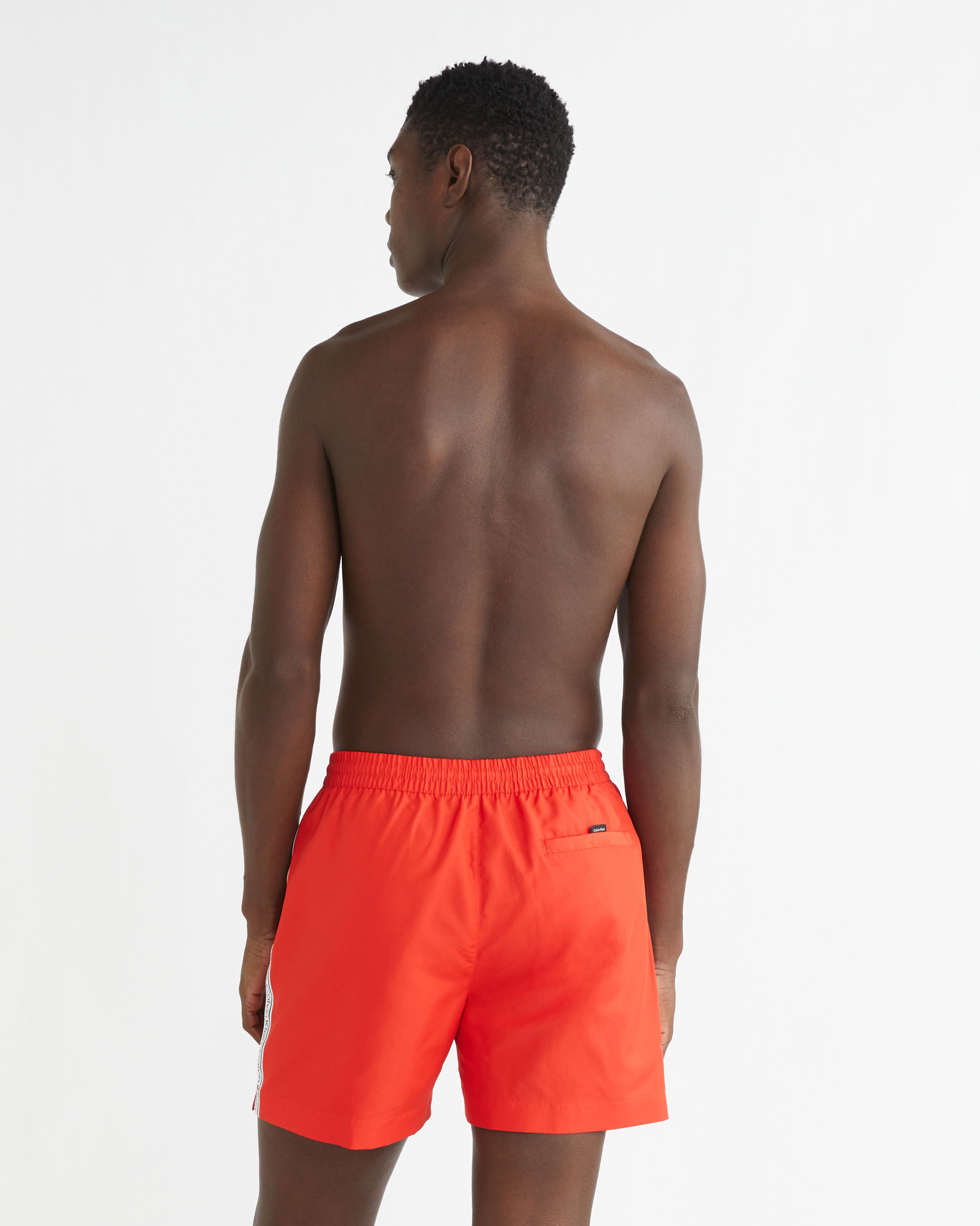 ◆ ◆ Logo Tape Medium Drawstring スイムショーツ Logo Tape Medium Drawstring Swim Shorts | Calvin Klein