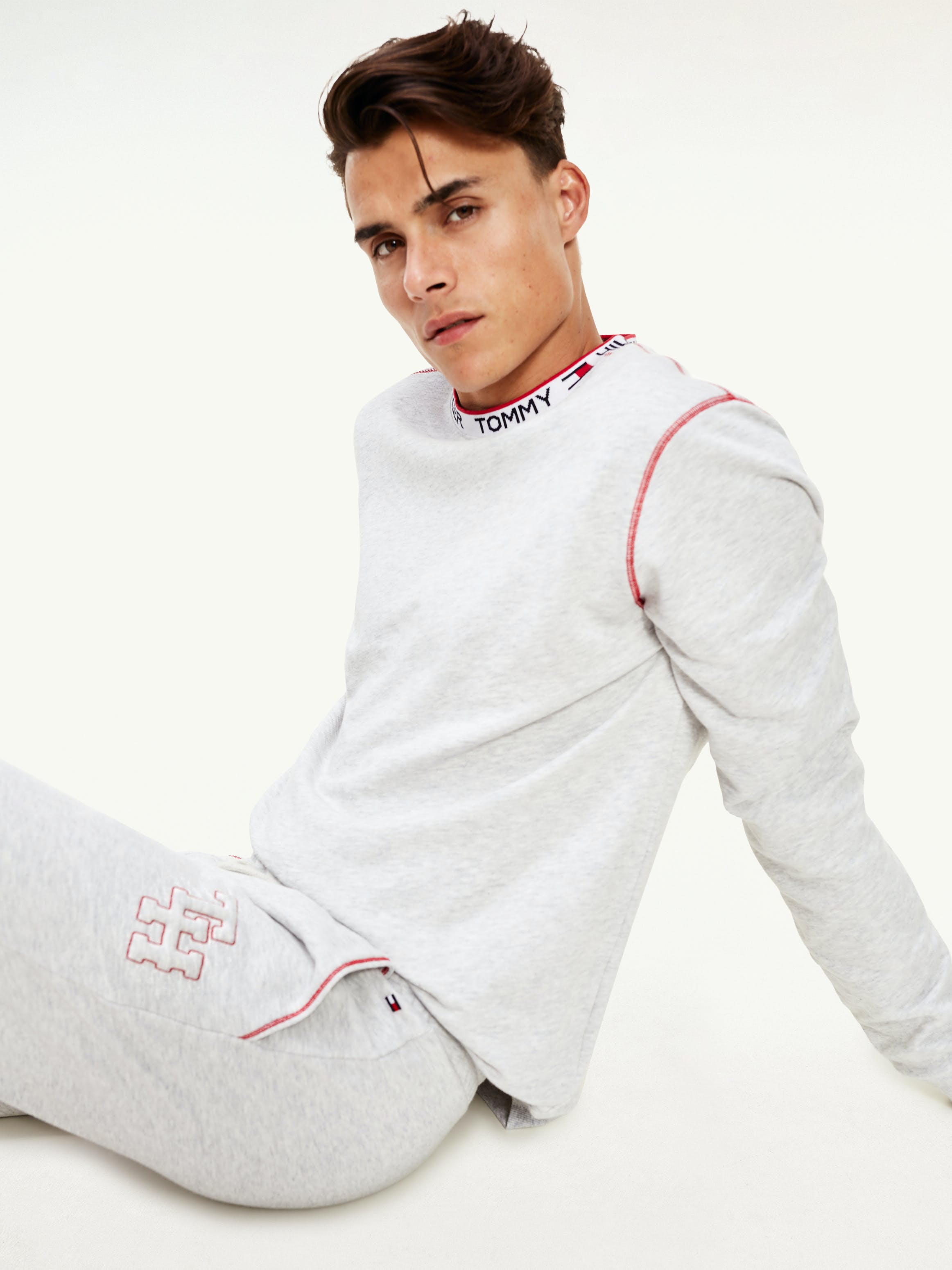 Tommy jeans outlet repeat logo sweatshirt