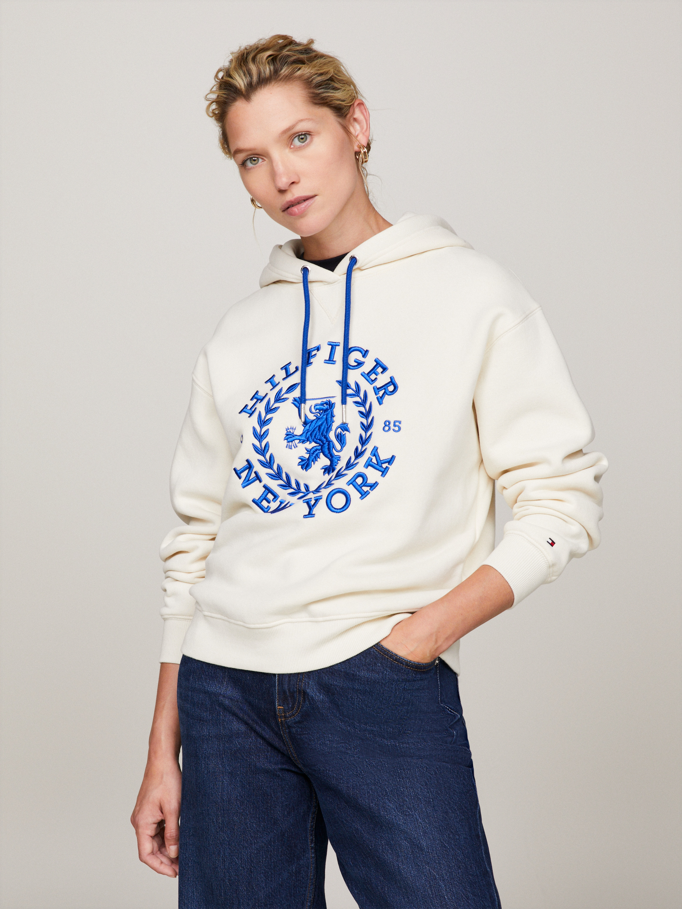 Tommy crest sale hoodie