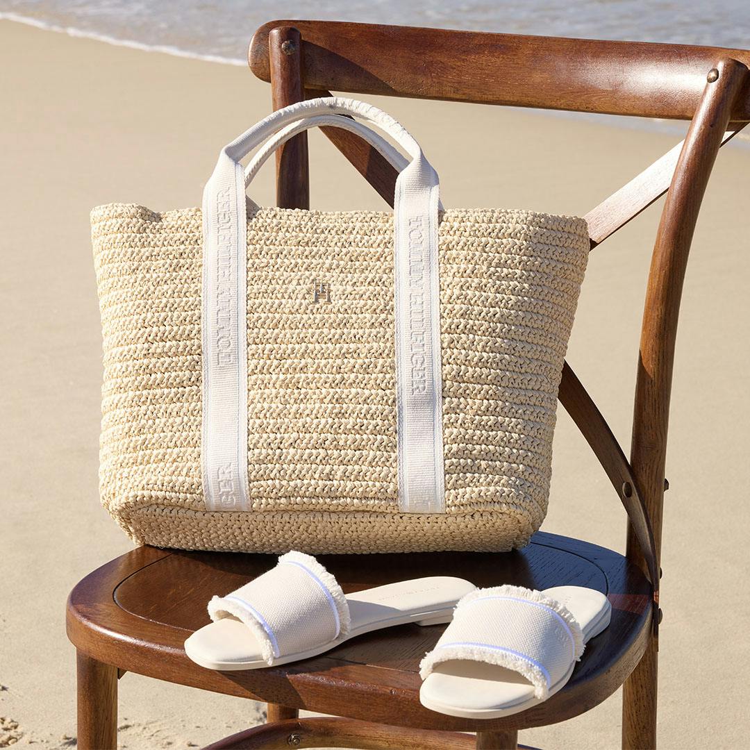 1080x1080_0001_TH_HOLIDAY25_SHOT3_01_main